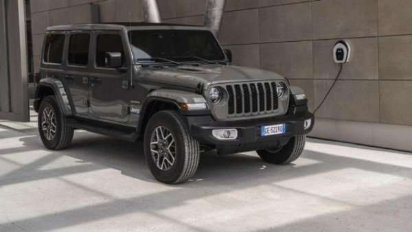 Jeep Wrangler е още една икона на сегмента. Дълъг 488 см, широк 189 и висок 184 (Rubicon е висок 190 см), той разполага с 5 места и 533 литра багажно отделение, което може да се разшири до цели 1910. Емблематичен дизайн със 7 централни прореза и кръгли фарове плюс подвижен покрив и врати. 

Колата има капацитет за преминаване от 760 мм и се предлага както с 2,0-литров бензинов турбо двигател с мощност 272 к.с., така и с plug-in хибридно задвижване. Тази система използва същия двигател като по-горе чрез добавяне на електрификация, за да достигне общо до 380 коня. На ток изминава приблизително 45 км  и  спринтира от 0 до 100 км/ч само за 6,4 секунди! 

Както му е редът - има задвижване на четирите колела, скоростната кутия е 8-степенна автоматична със същия брой предавки. Цените на хибрида у нас стартират от 161 400 лева.